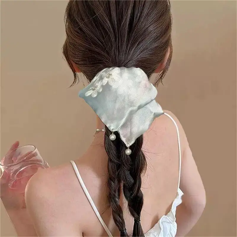 

Fashionable And Versatile Embroidered Flower Pearl Square Hairband Hair Accessories For Women