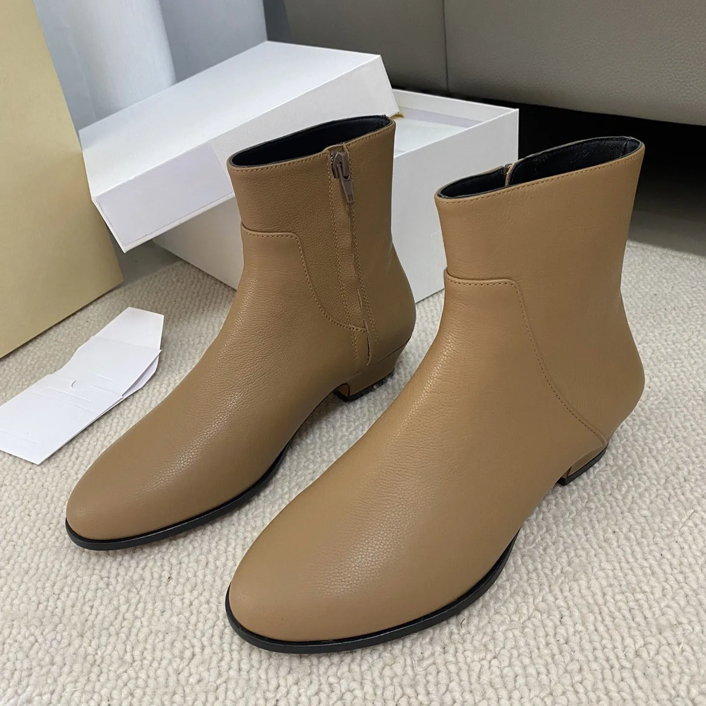 

Женские ботильоны с круглым носком и боковой молнией, верх из телячьей кожи, подкладка из овчины, шерстяная стелька, подошва из полированной кожи