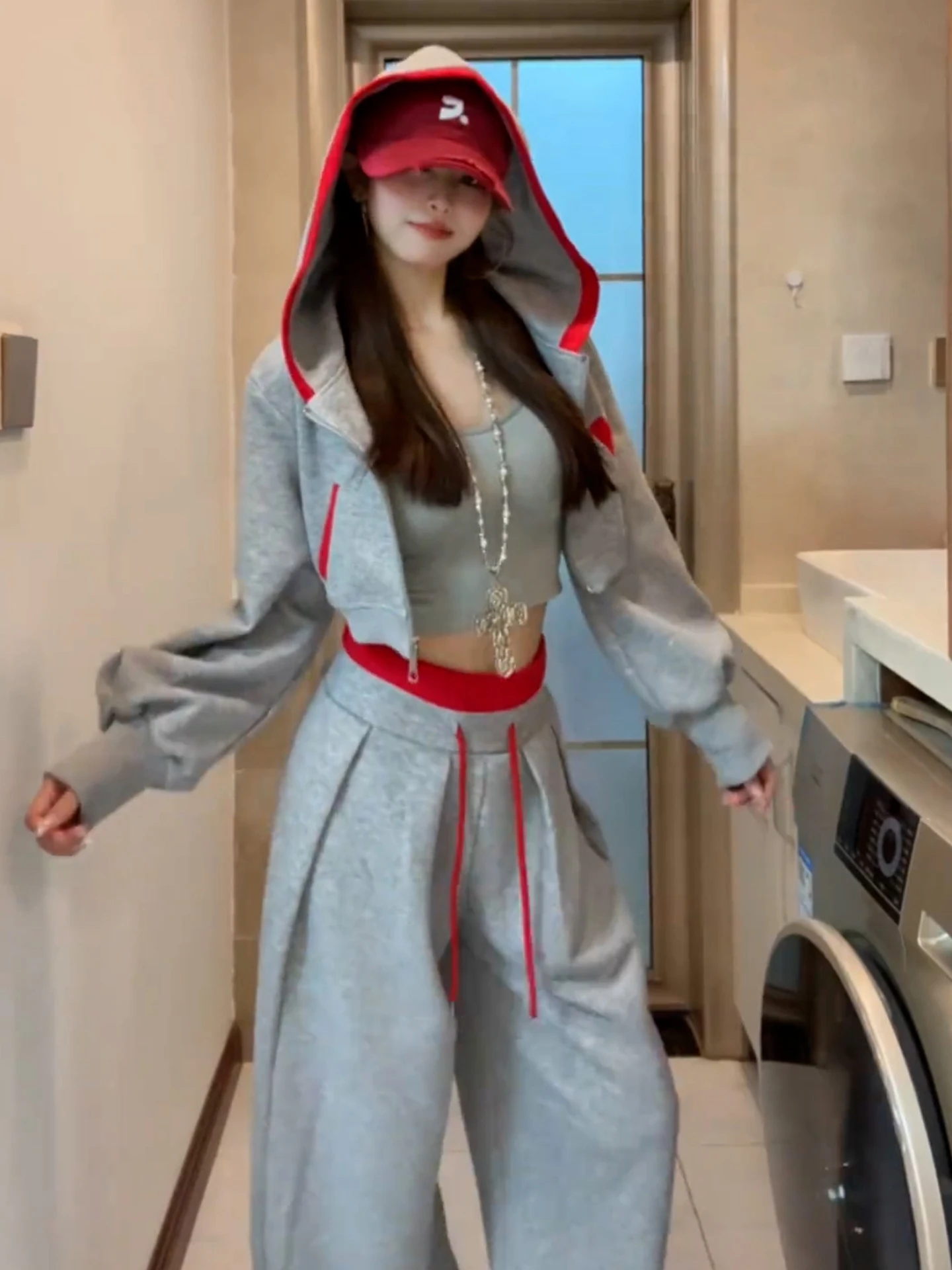 طقم نسائي أنيق للخريف مكون من سترة رمادية بقلنسوة وبنطلون واسع الساق بخصر مرتفع وتصميم برباط #5