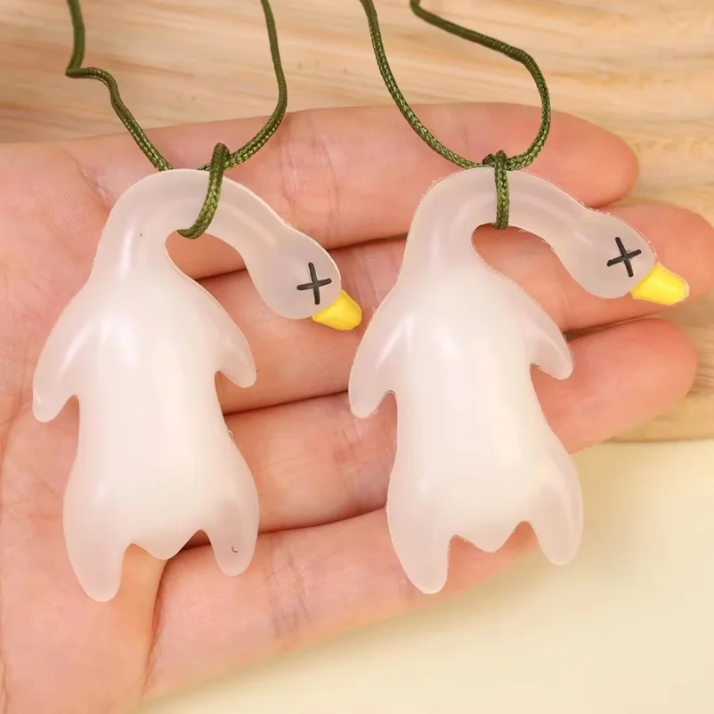2pcs New Color Change Duck Keychain Fashion Funny Goose Pendants for Bag Car Keyrings Cute Cartoon UV Photochromic Key Chains