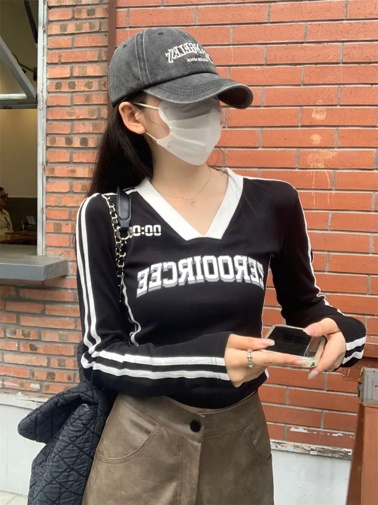 Camisetas recortadas con estampado de letras para Mujer, camisetas de algodón ajustadas y elegantes de manga larga con cuello en V, Tops a rayas laterales a la moda coreana para Mujer