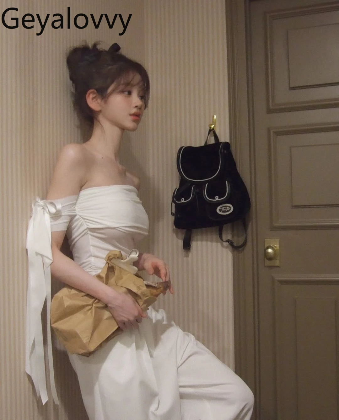 T-shirt a maniche corte con tracolla a una parola plissettata Sweet Girl T-shirt a maniche corte con spalle scoperte Estate Nuovo versatile tinta unita Slim-fit Top