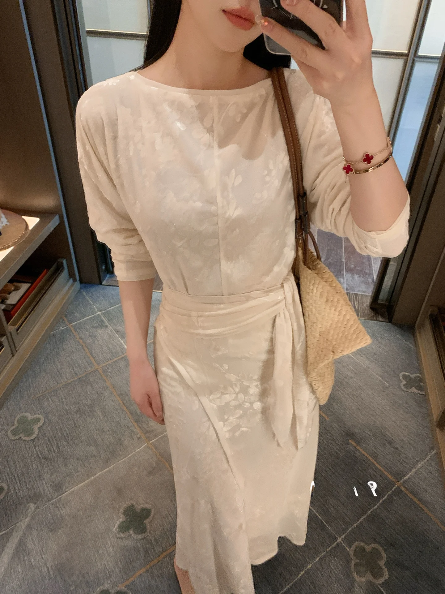 

Новая китайская женская вельветовая футболка с длинным рукавом, модная, для повседневной носки, средней длины, приталенная, из полиэфирного волокна