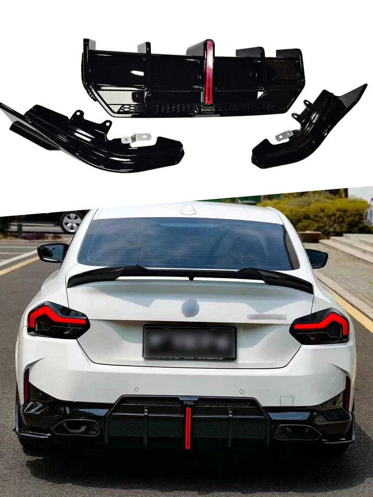 Tylny dyfuzor z spoilerem VTEN do BMW serii 2 G42 M240i M235i M Sport 2023+ w kolorze czarnym błyszczącym z diodami LED. — 2