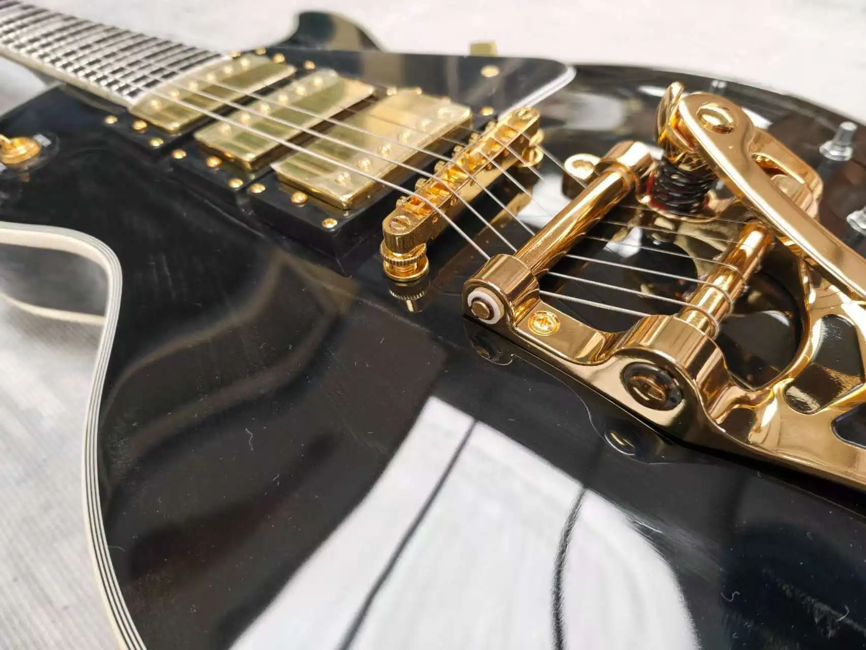 Electric guitar. made in China. Ready to play upon arrival.black pickup