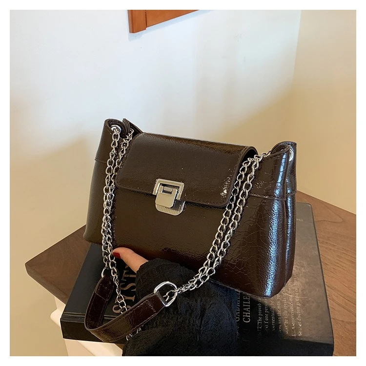 

New Vintage Shoulder Baguette Bag for Women, Luxury Chain Strap Crossbody Purse, Retro Versatile Autumn Winter Fashion Clutch