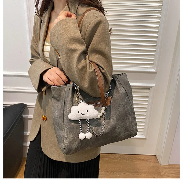 Damen Tie-Dye Denim Schultertasche mit Wolkenanhänger und Perlenkette – Lässige Alltags- und Schultasche für Damen – Detail 9