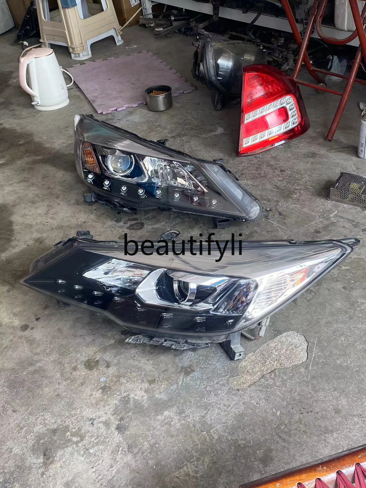 

Left and right headlight assembly Combined lights Headlights