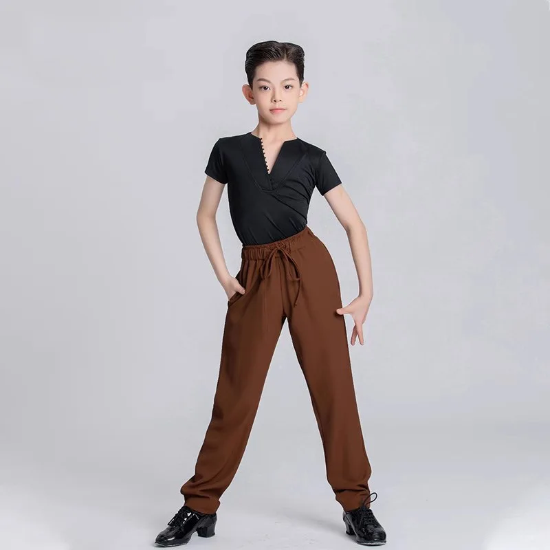 Dostosowany strój do tańca latynoamerykańskiego dla chłopców, zaawansowany, głęboki dekolt V, czarne krótkie rękawy, brązowe spodnie ze sznurkiem, zestaw do występów na egzaminach.