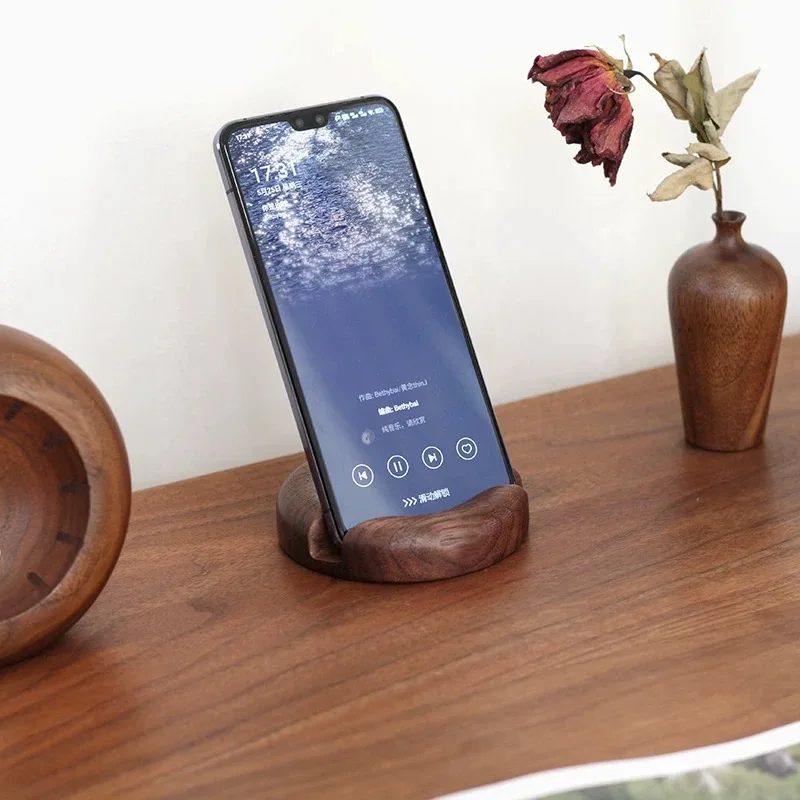

Donut mobile phone holder wooden simple office desktop lazy mobile phone holder walnut