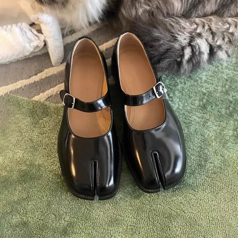 Womens Shallow Open Tabi Mary Jane Flat Shoes Patent Leather Split Toe Design Popular Fashion Footwear Suitable for Daily Wear