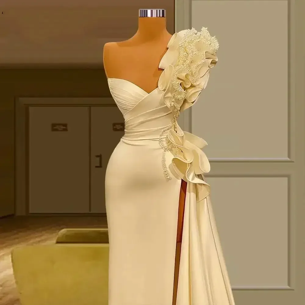 Robe De mariée asymétrique épaule dénudée, perles brillantes personnalisées, avec traîne De balayage, Luxe, en Satin, fendue sur le côté, 2025