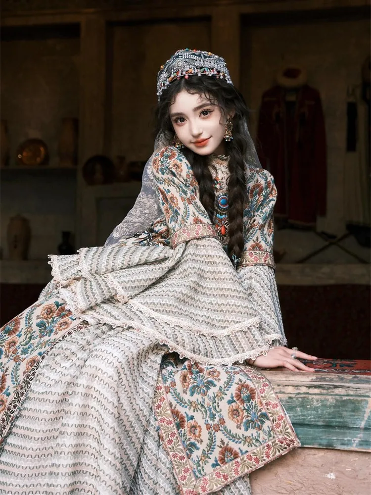 Nuova fotografia di viaggio e abbigliamento per ritratti di gruppi etnici nelle Regioni Occidentali