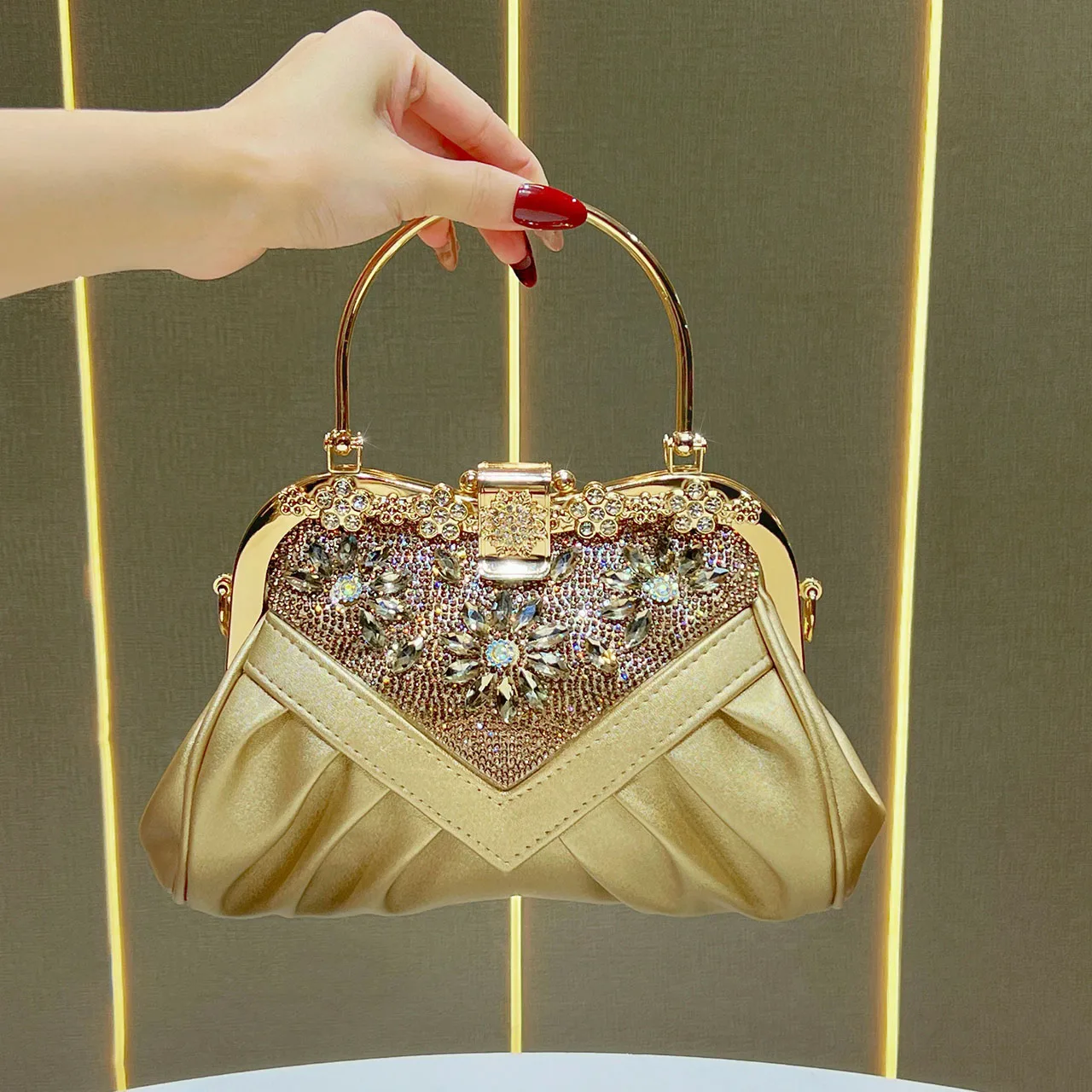 

Light Luxury Rhinestone Women's Handbags New Exquisite Fashion Pleated Banquet Bags Versatile Temperament Lady Messenger Bag