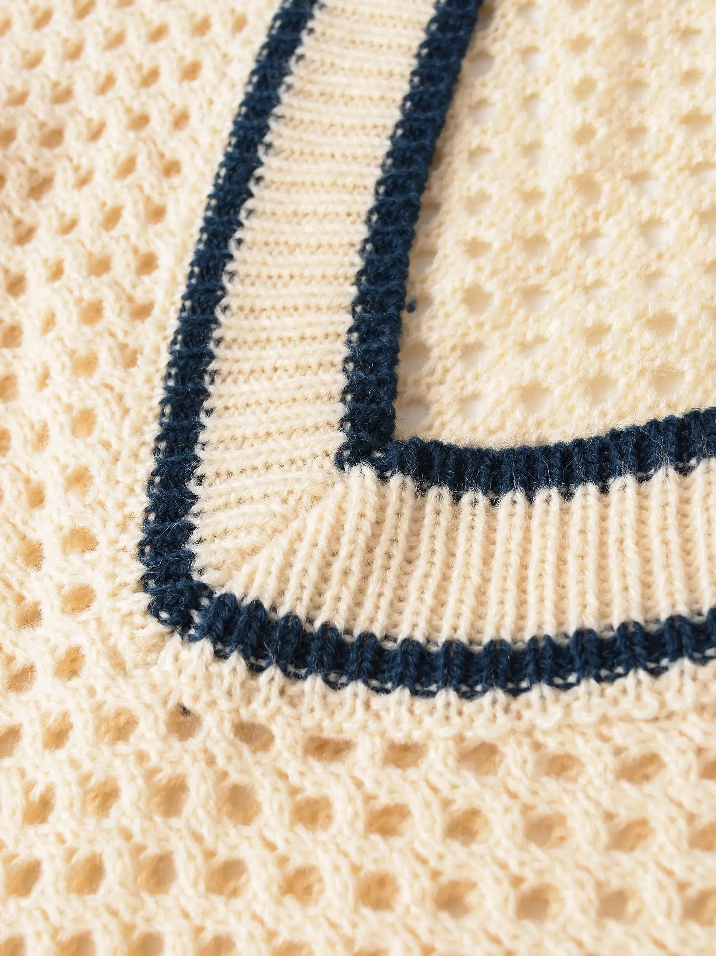 Cross-border new women's fashion internet celebrity hot style loose V-neck contrast knitted top hollow sweater versatile