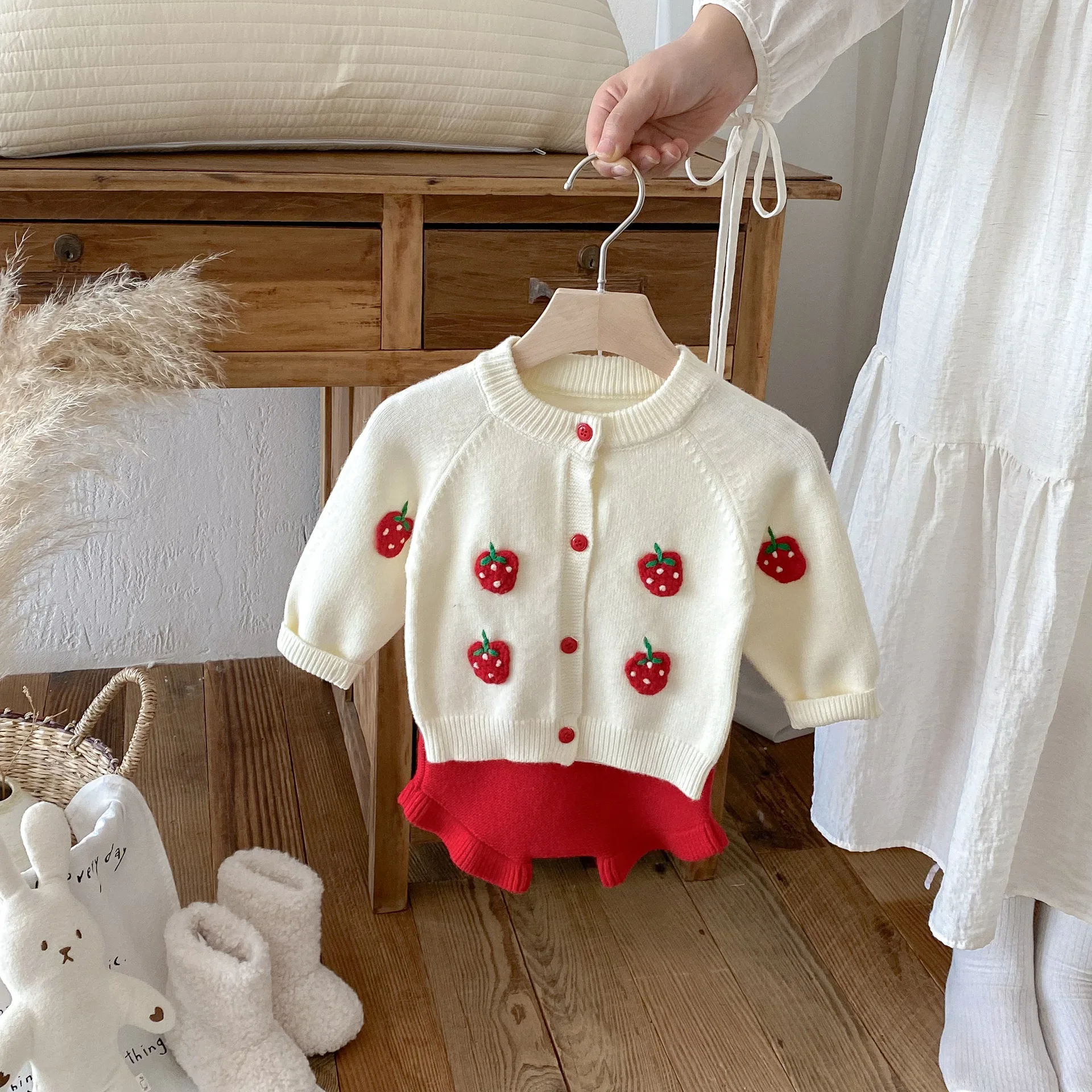 

На осень и зиму, милый вязаный свитер с вышивкой клубники и шортами, комплект для девочки на выходе.