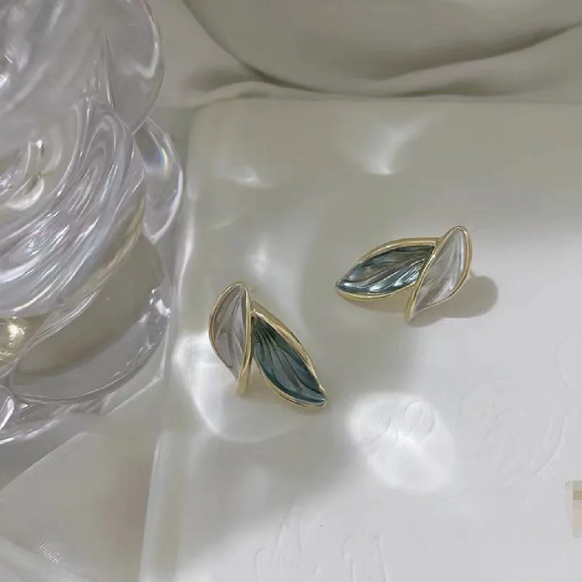 1 Pair of South Korean Blue and White Leaves Leaves Super Super Cool Fresh Temperament Earrings [ Special ]