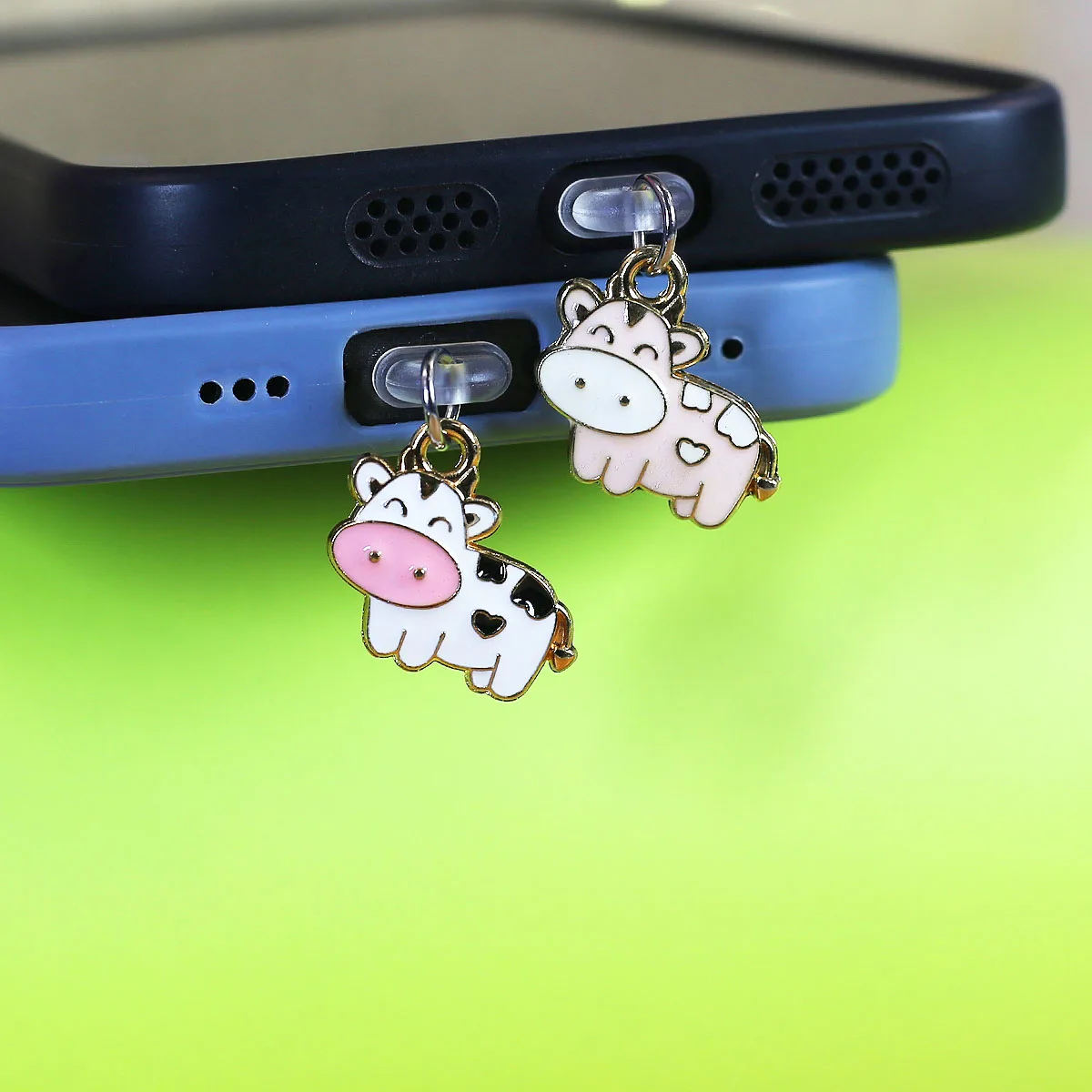 Cute cow shaped mobile phone charging port plug pendant accessory, cartoon love cow decoration pendant for iPhone/type-c