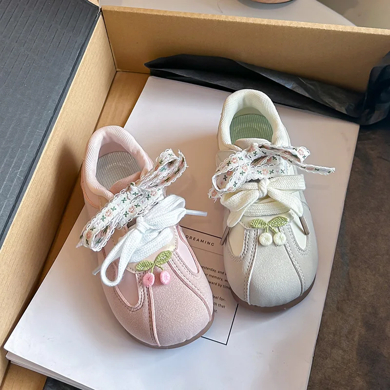 

Новые кроссовки для девочек 2026 года, весна-лето, розовые, с милым цветочным узором, модные универсальные повседневные туфли, кожаный верх, нескользящая мягкая подошва