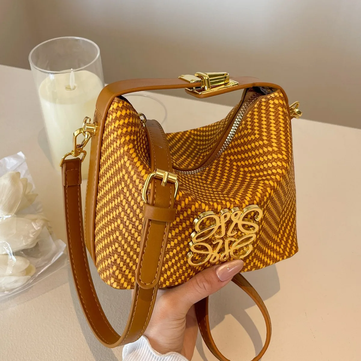 Damska torebka typu bucket bag na lato 2025 - minimalistyczna i uniwersalna, niszowa premium listonoszka