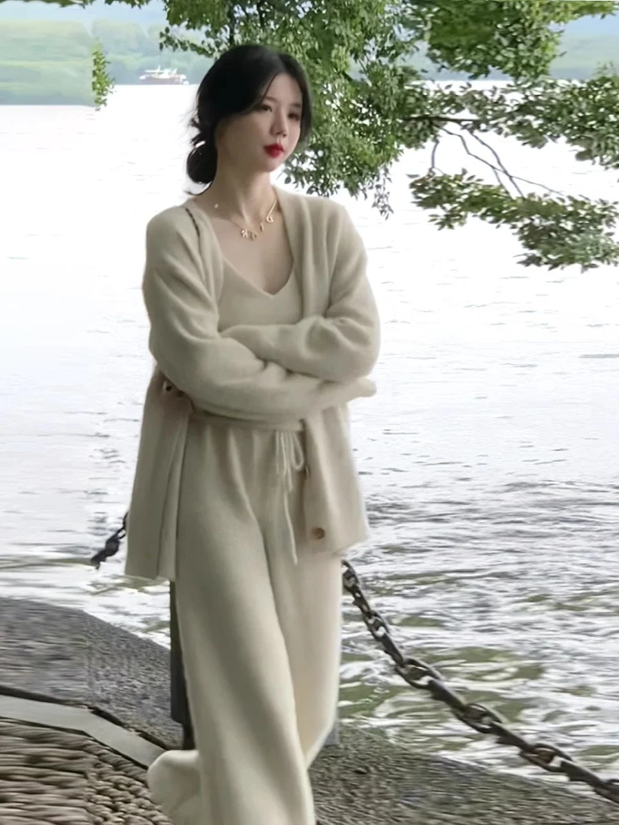 

Женский вязаный комплект для осени и зимы: модный корейский стиль, три предмета, эффектный дизайн