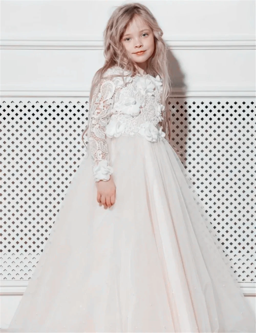 First Communion Gowns Ivory Angel ดอกไม้สาวชุดแฟชั่นลูกไม้ Applique โบว์ความยาวชั้นสําหรับงานแต่งงานของขวัญวันเกิด