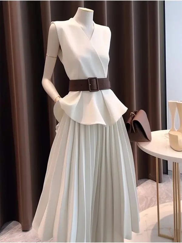 

New Fashion Summer Women's Two Pieces Set High End Sleeveless V-neck Casual Blouse Shirt with Belt + Pleated Skirt Suits
