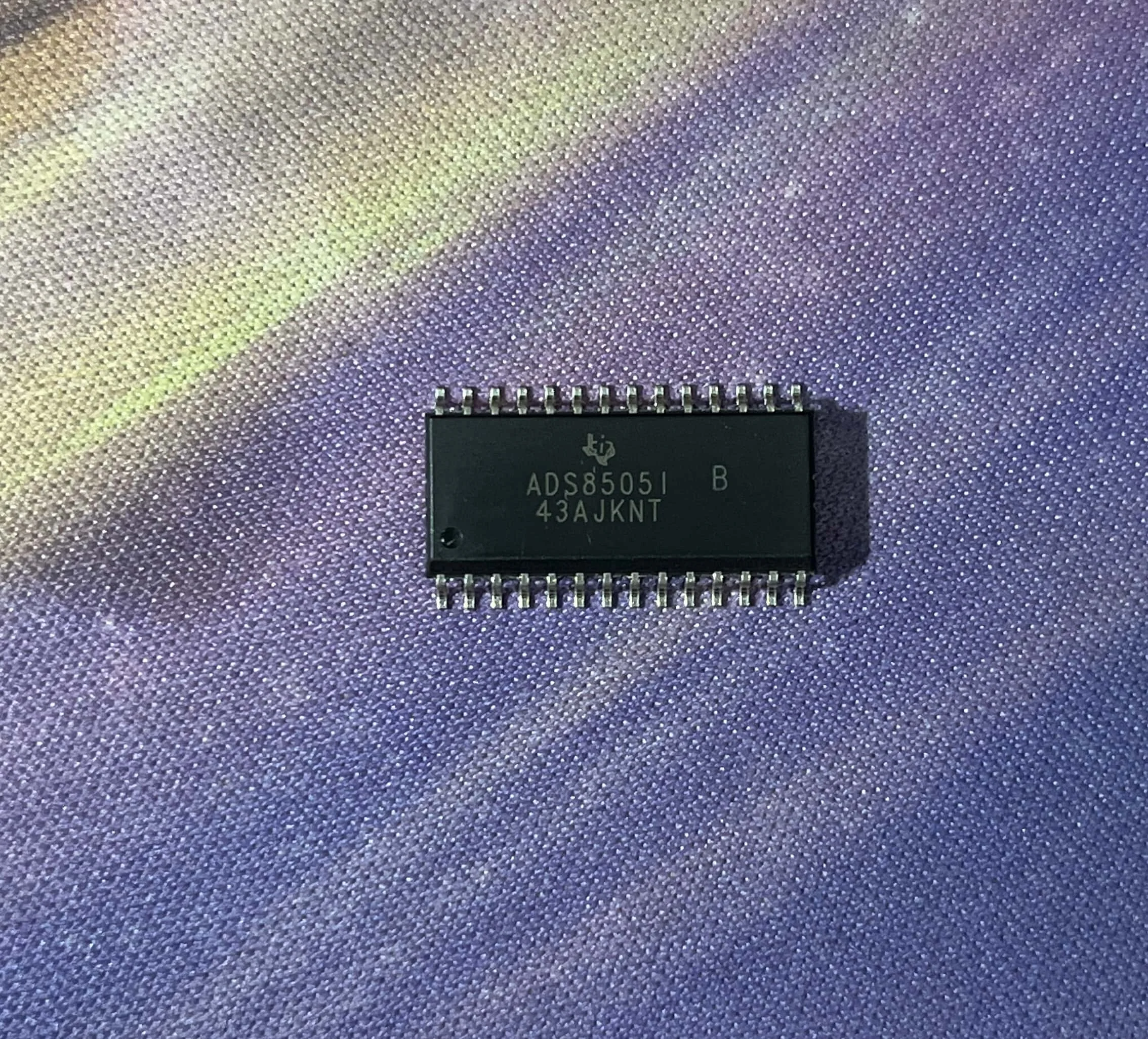 

Новый оригинальный аналоговый преобразователь ADS8505IBDWR SOP28