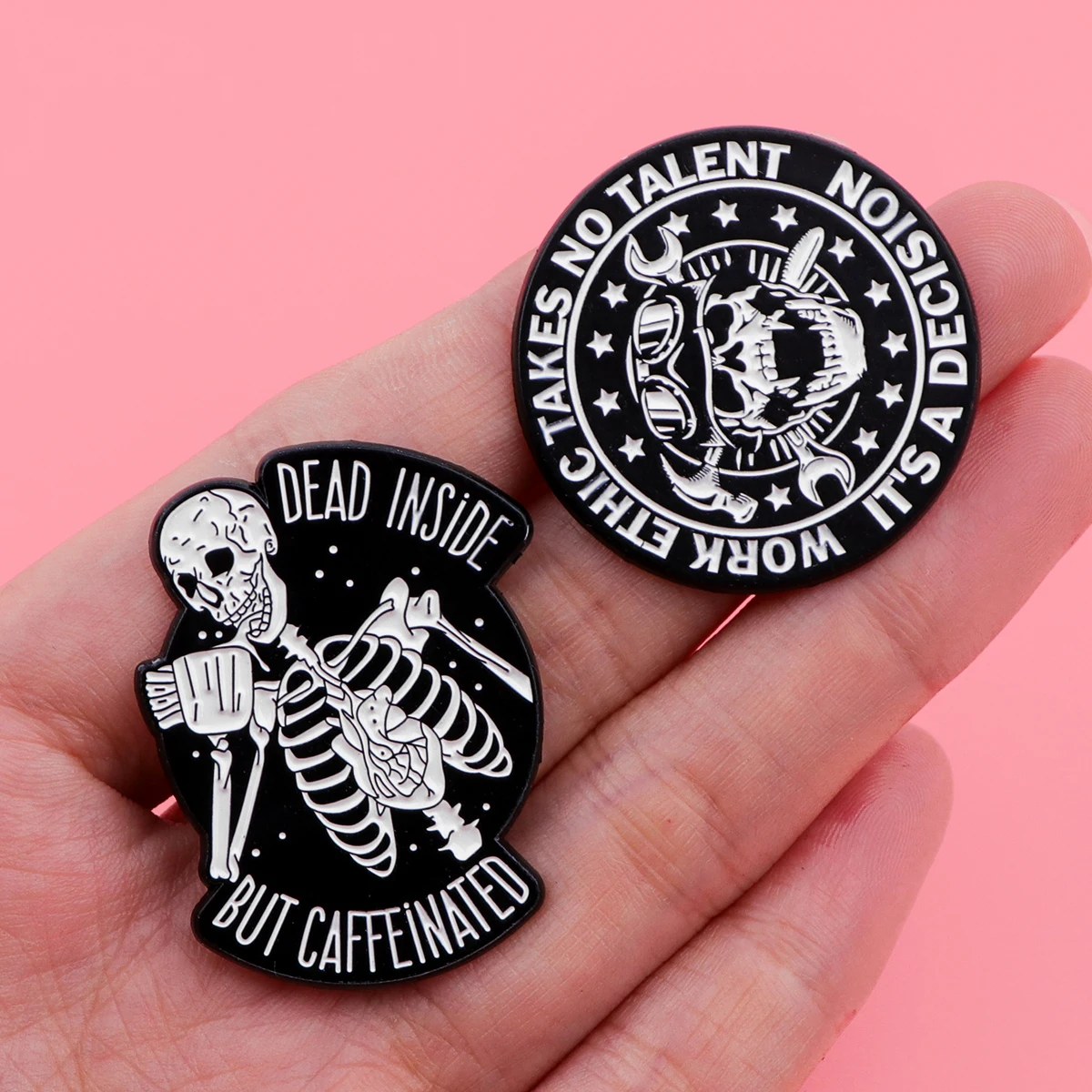 Crows Skull อ้าง Lapel Pins สําหรับกระเป๋าเป้สะพายหลัง Cool Men เข็มกลัดสําหรับเสื้อผ้านุ่มเคลือบ Pin กระเป๋าป้ายเครื่องประดับอุปกรณ์เสริม