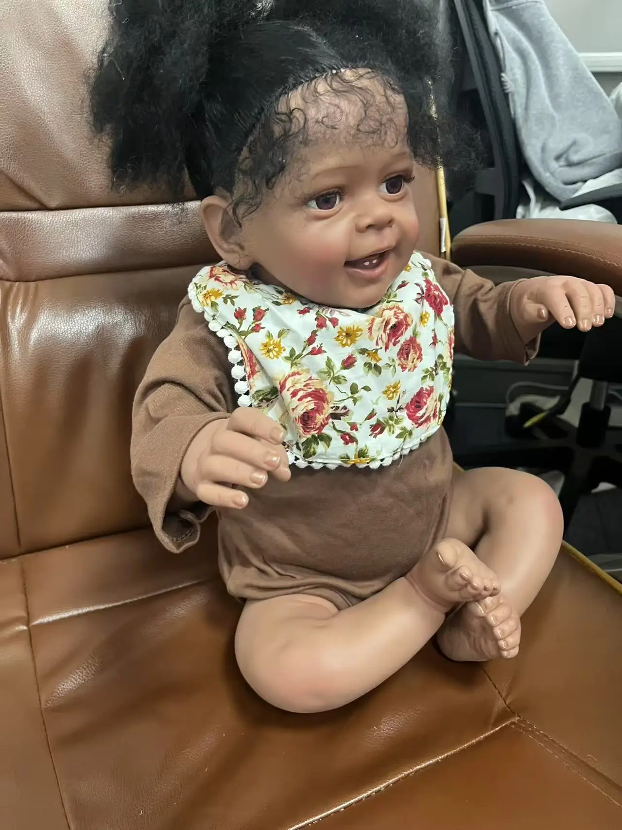 60 ซม.Reborn ตุ๊กตาเด็กทารกเด็กวัยหัดเดิน Yannik ผิวสีน้ําตาลเข้มสาวเด็กเหมือนจริงเด็กแอฟริกันอเมริกันเด็กทารก Handmade Reborn ตุ๊กตา