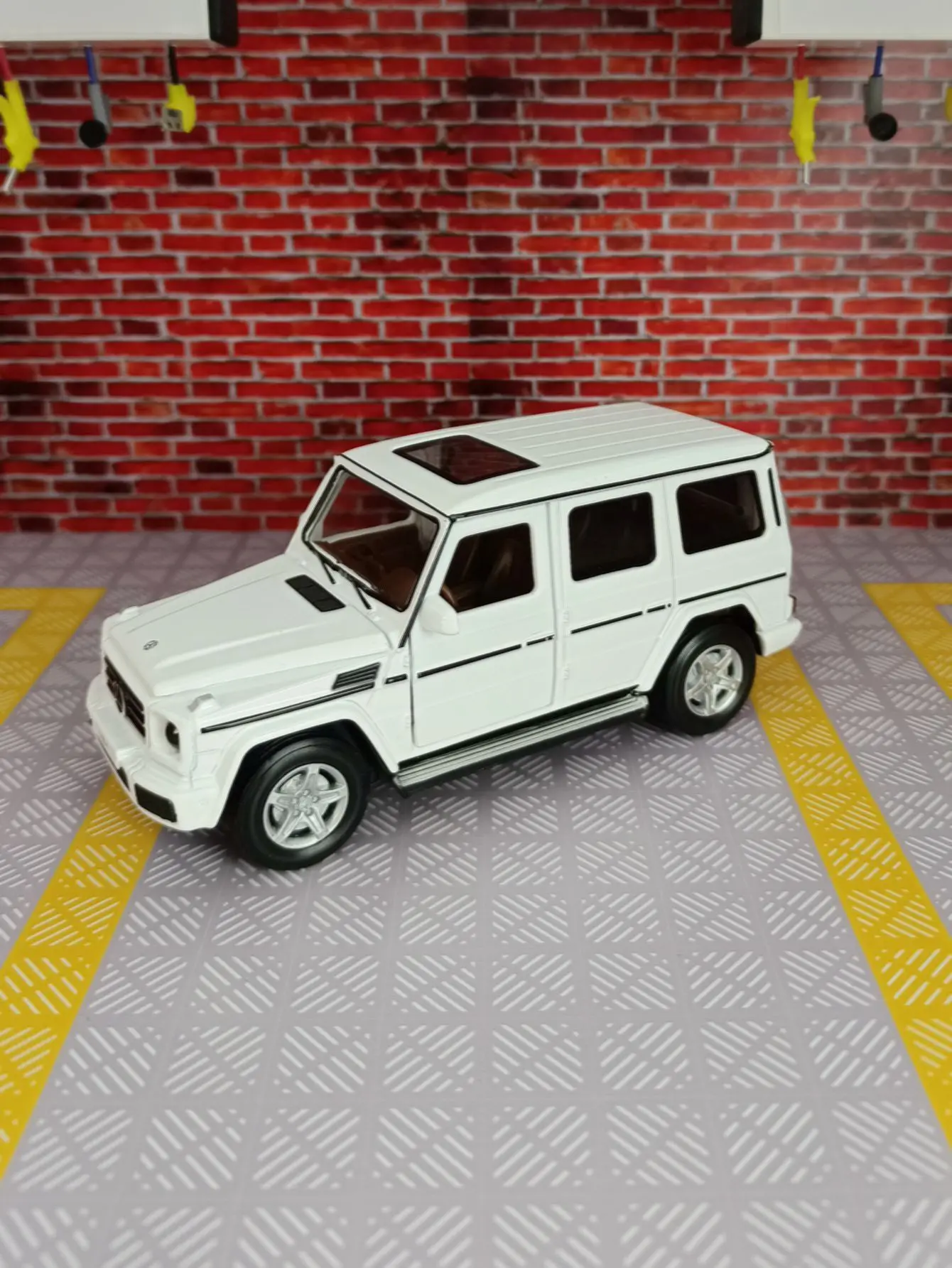 

Модель внедорожника Mercedes Benz G350d из сплава, масштаб 1:32, с открывающимися дверями, капотом и багажником, со звуковыми и световыми функциями.