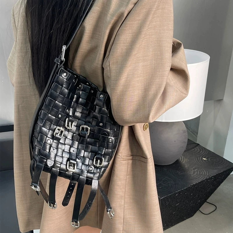 

2024 Light Luxury Fashion Senior Sense Heavy Industry Hollow Weave Bucket Type Shoulder Bag Retro Rivets Simple Women Bag Trendy