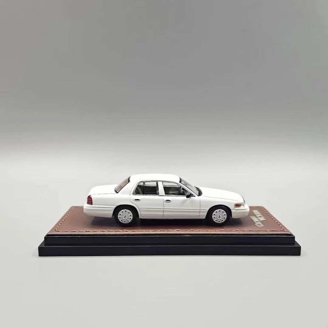 GOC In Stock 1:64 Crown Victoria Street Package White Diecast Diorama Car Model Toys