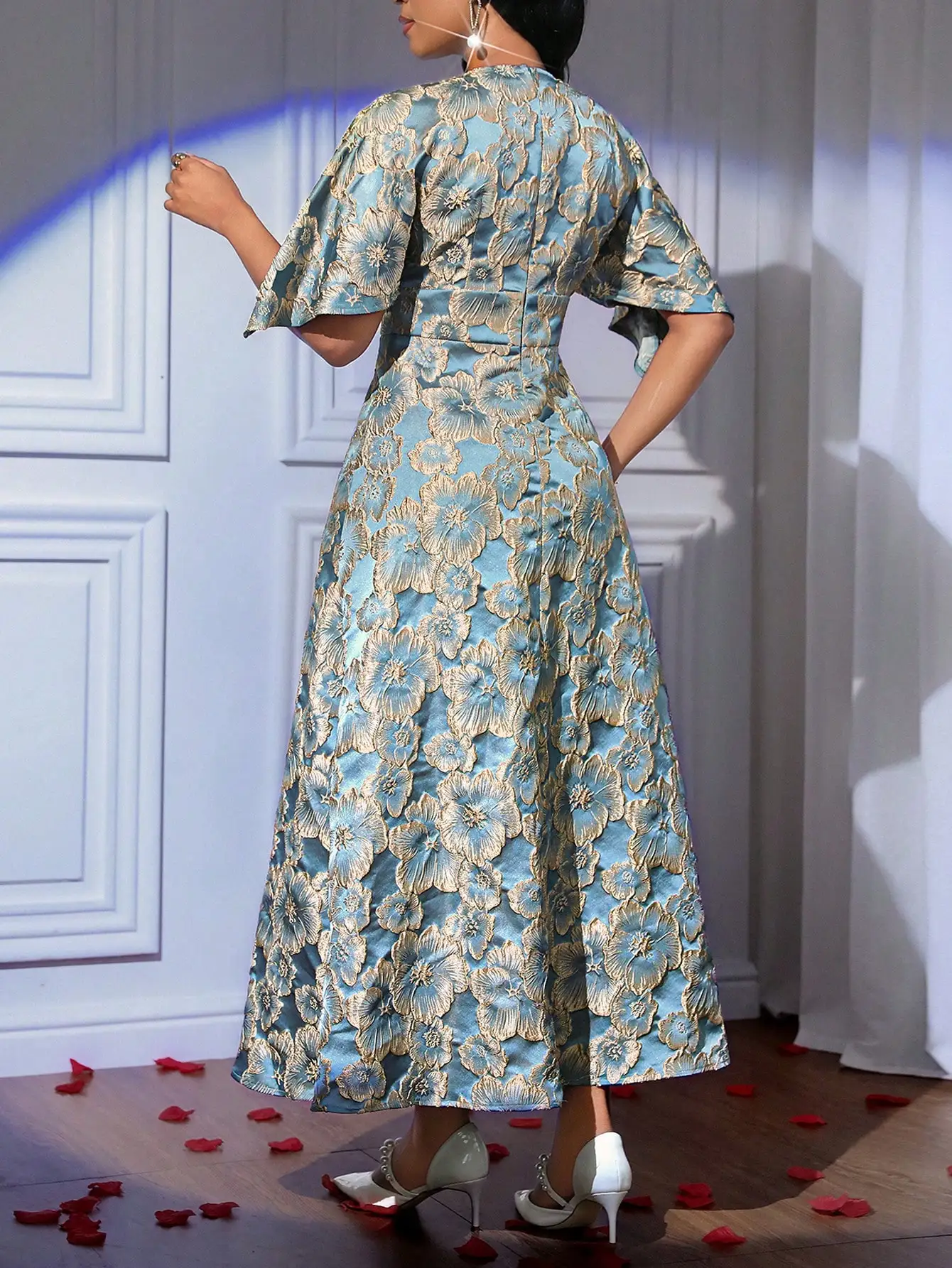 

Платье макси из брокада с цветочным узором и вышивкой, пыльно-голубого цвета, с расклешенными рукавами, для праздничных мероприятий