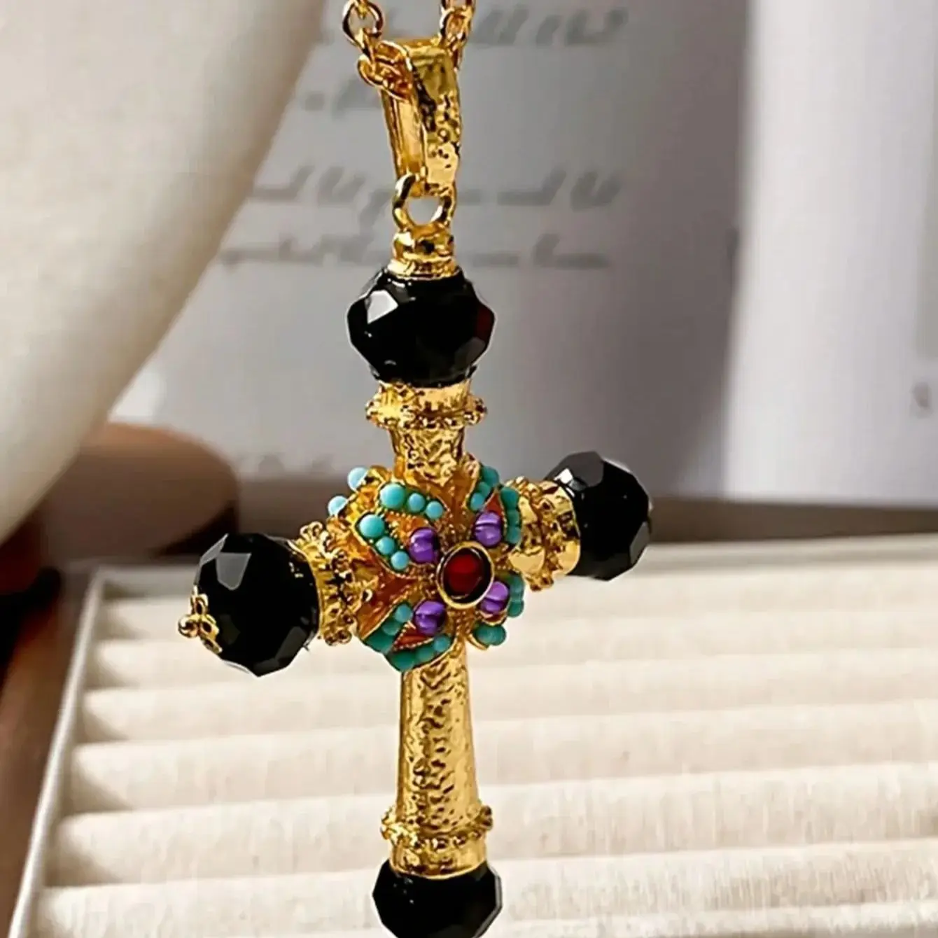 Kreuz-Anhänger-Halskette mit farbigem Strass, religiöse Halskette im böhmischen Stil, Kirchenveranstaltungen und Alltagskleidung für Damen/Herren
