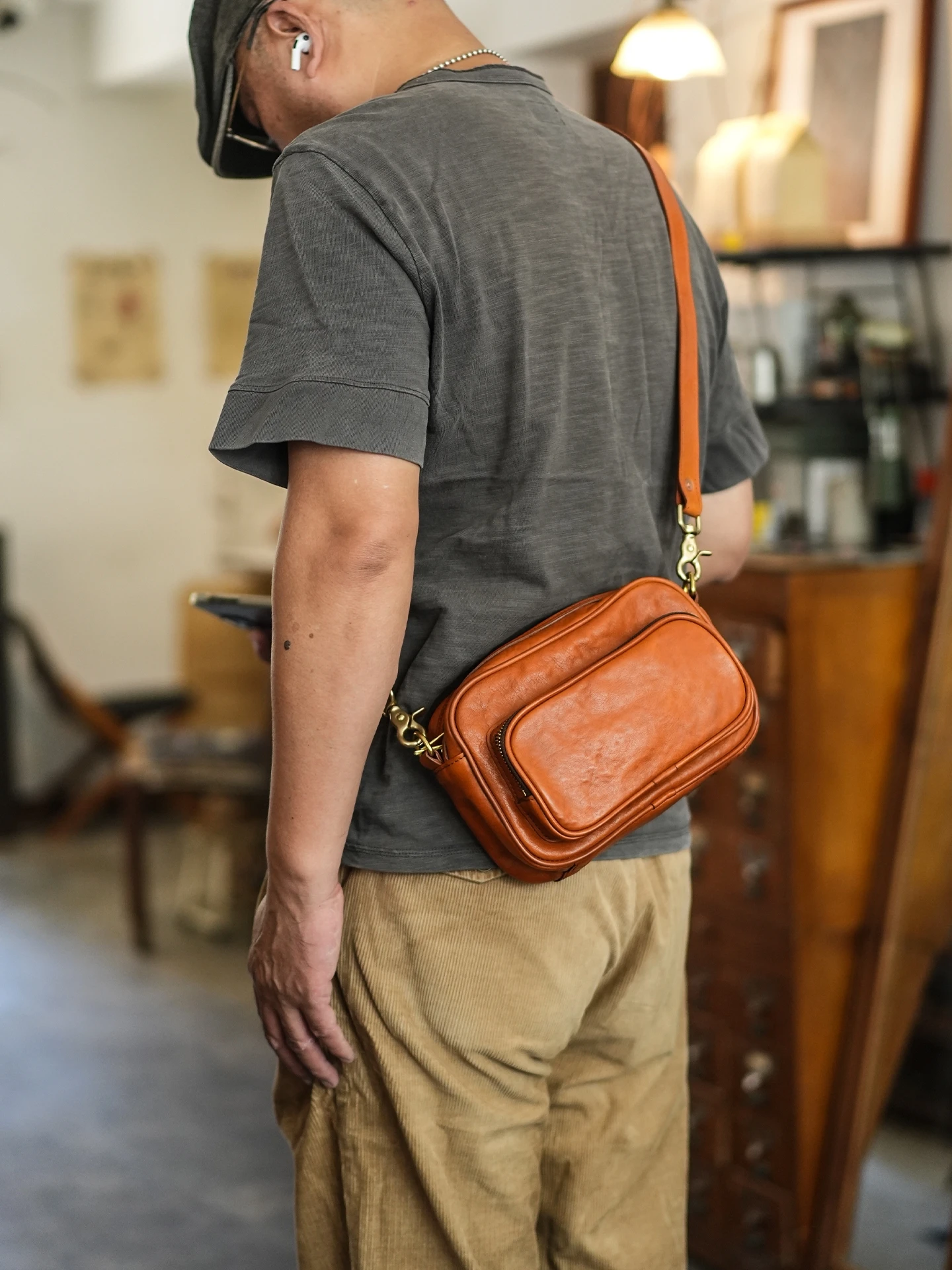 PNDME simple vintage handmade high-quality genuine leather men's crossbody bag casual designer luxury real leather shoulder bag.