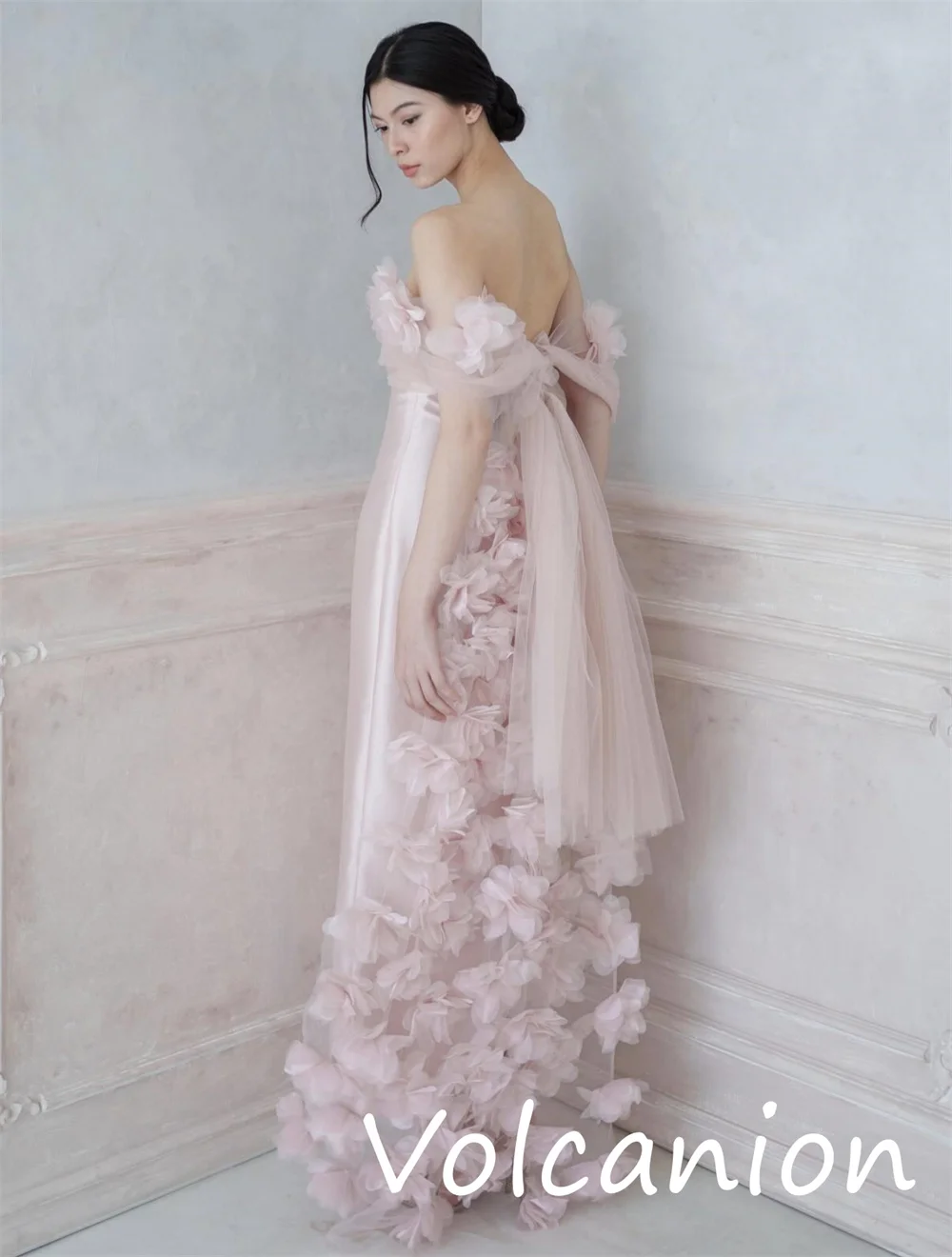 Abiti midi dritti con spalle scoperte e pieghe a fiori in jersey abbinati squisiti personalizzati Moda per occasioni su misura