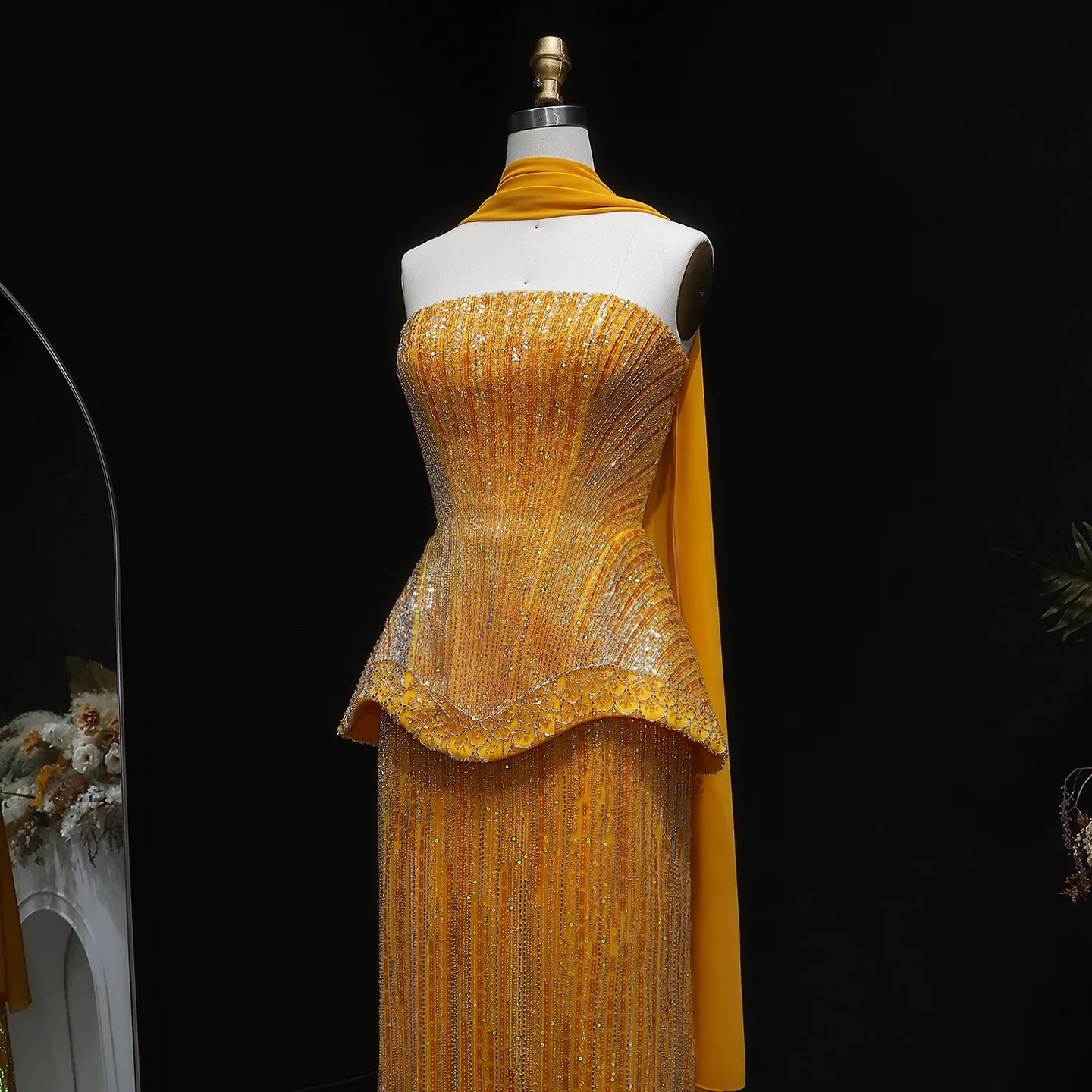 Sharon Said Luxuriöses Dubai-Orangefarbenes Abendkleid mit schweren Pailletten und Perlenstickerei 2026, trägerloses Kleid mit Schal, arabisches Party-Ballkleid SS560, maßgeschneidert – Detail 9