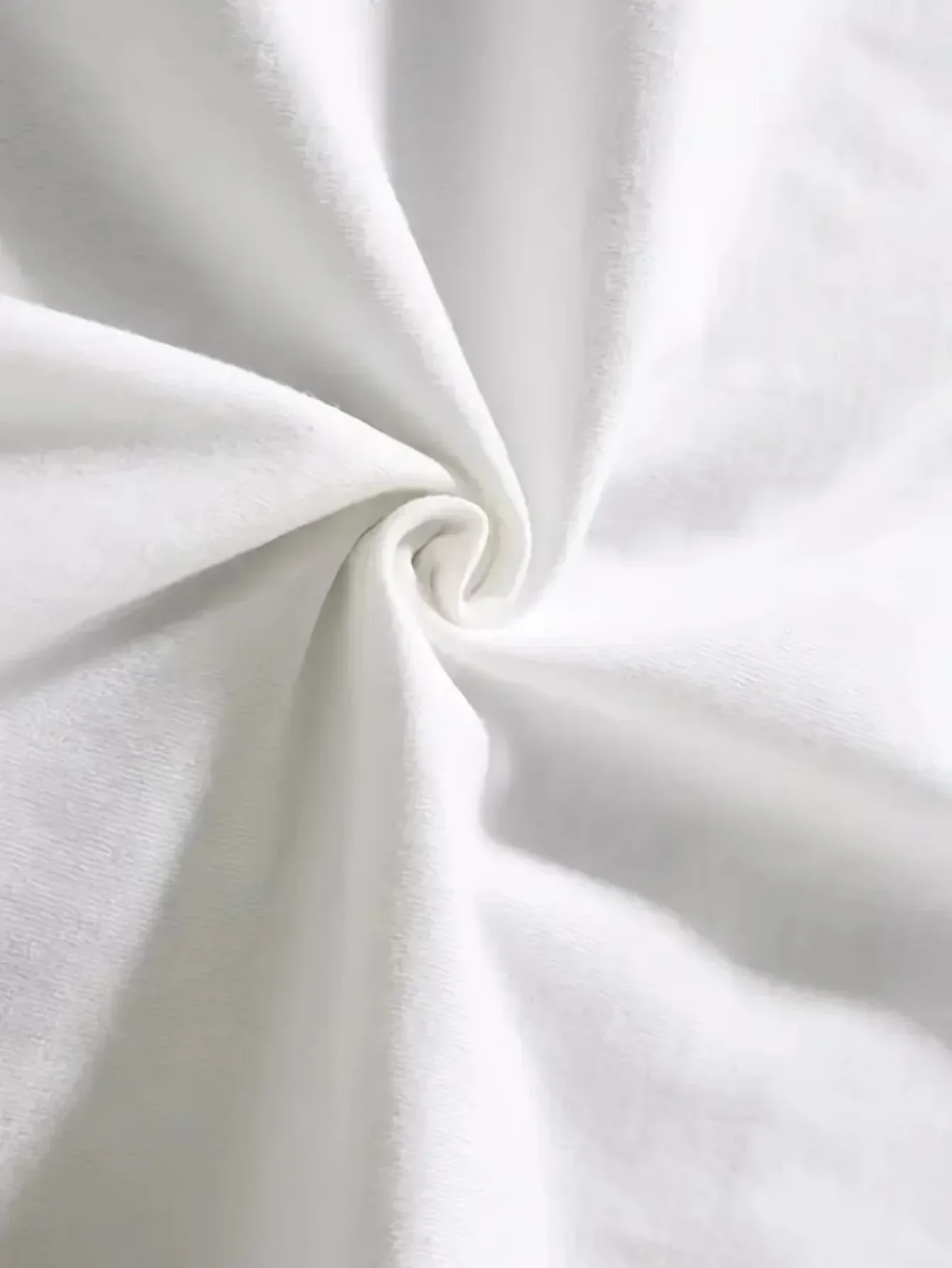 Koszulka damska plus size z okrągłym dekoltem, wygodna, biała, z nadrukiem etykiety aptekarskiej na eliksir, miękka odzież jesienna na Halloween i święta.