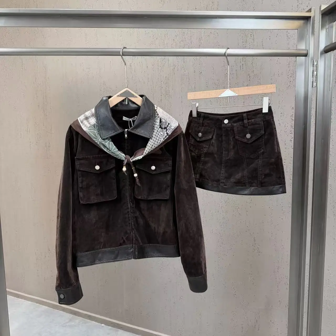 

Модный уличный комплект 2026: джинсовая куртка на пуговицах с длинными рукавами и юбка-брюки из начесанного денима