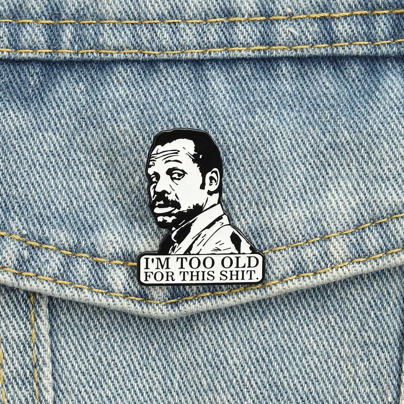Pins de esmalte con la frase 'I'm Too Old For This Shit', broches de personajes de comedias de acción, insignias de solapa, joyería de películas, regalo para amigos