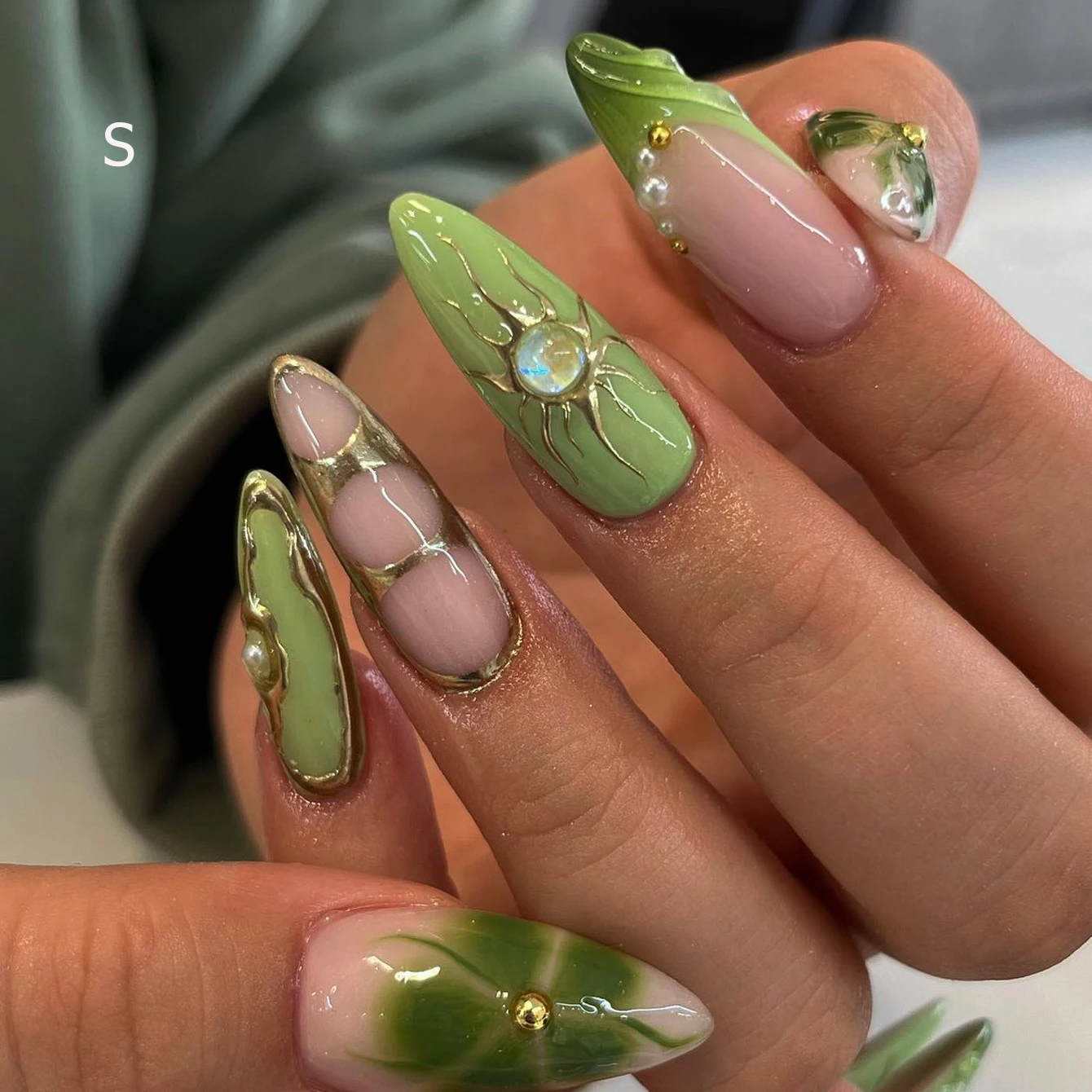 Y2k 10 Stück lange Mandel-Kunstnägel, vergoldete Blumen- und Perlendekoration, Katzenaugen-Design, Strass-Dekoration, künstliche Nägel