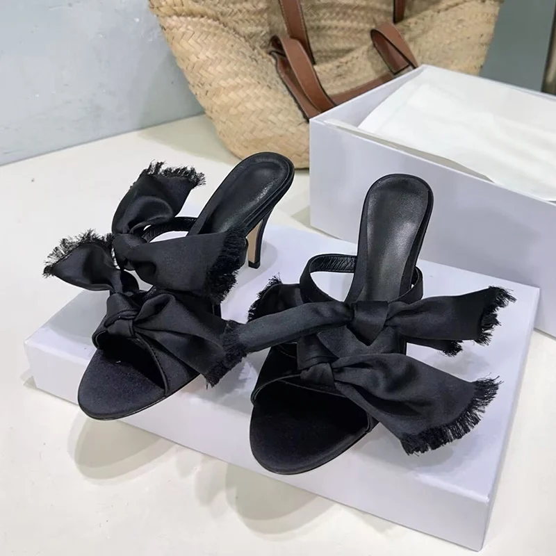 

Новинка 2025, женские дизайнерские тапочки с открытым носком и узлом-бабочкой, атласные сандалии на одном ремешке на тонком высоком каблуке, летние пикантные вечерние модельные туфли
