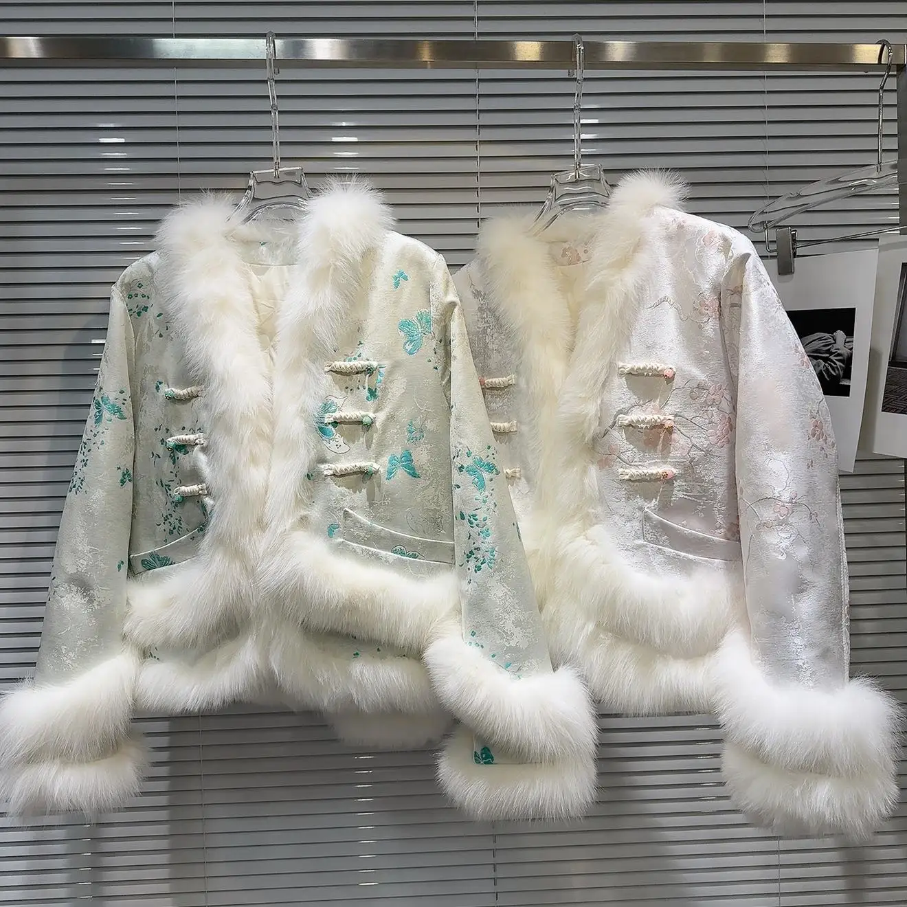 

Retro Satin Fur Embroidered down Inner ort Jaet Top Winter 2024 Faion V-ne Long Sve Thiened Outerwear