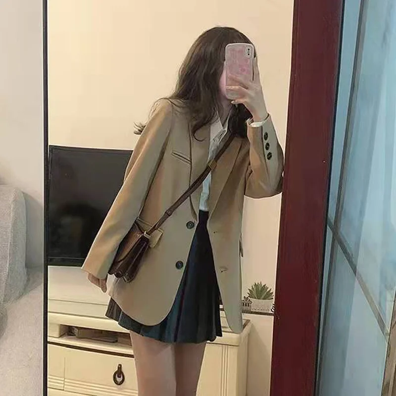 Damska marynarka, płaszcz, żakiet, fioletowa, z falbanami, unikalny rozcięcie po bokach, delikatnie sprany, w stylu rustykalnym, zapinana na jeden rząd guzików.