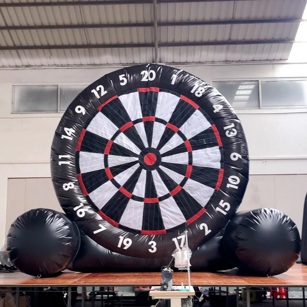 Wytrzymała, dmuchana tablica do piłkarskich rzutów, gigantyczne piłkarskie rzutki z piłkami i ramą podtrzymującą do gier sportowych na świeżym powietrzu.