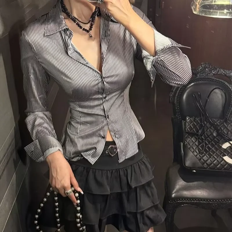 Setelan 2 Potong Streetwear Y2k Wanita, Atasan Kemeja Bergaris dengan Aksen Renda Gothic dan Patchwork, Rok Mini Model Kue Punk, Pakaian Seksi Modis untuk Wanita