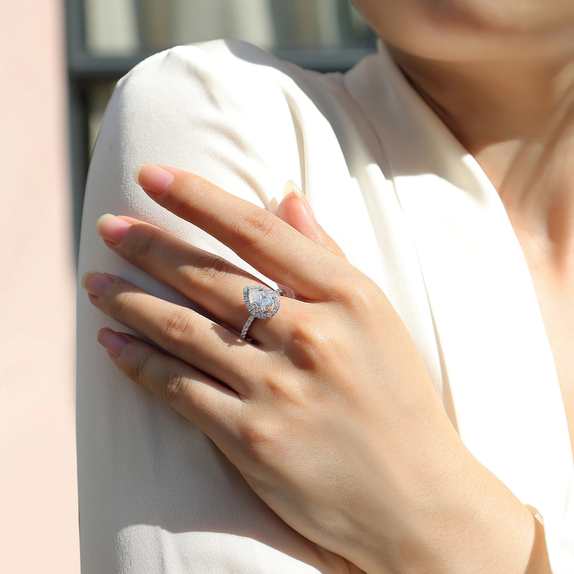 Pierścionek damski z moissanitem 1.5ct, diament laboratoryjny, srebro próby S925 platerowane platyną, na bankiet, zaręczyny, ślub, biżuteria wysokiej jakości.