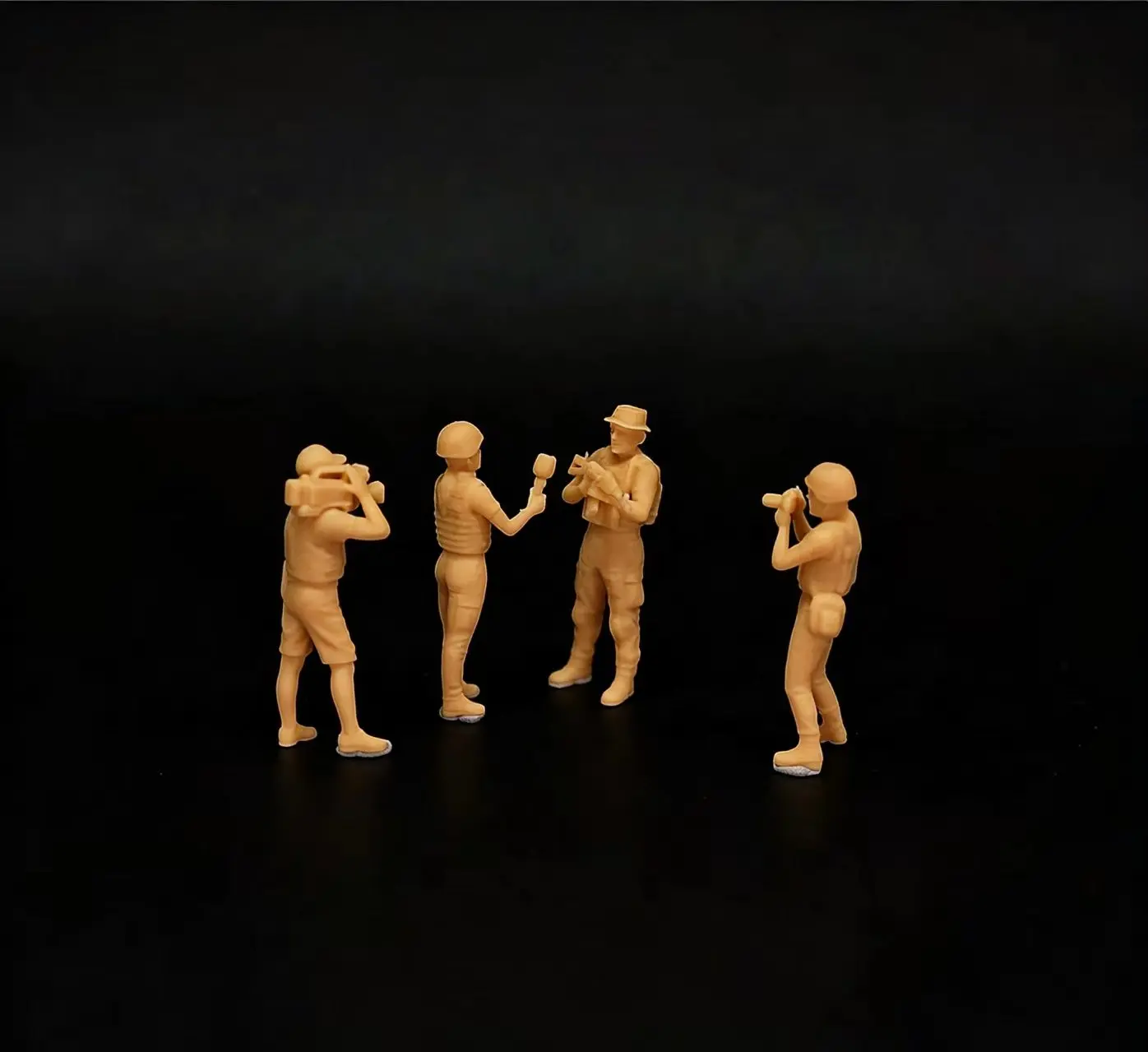 Miniature model 1/72 ukrainnian war reporter correspondent  4pcs/set