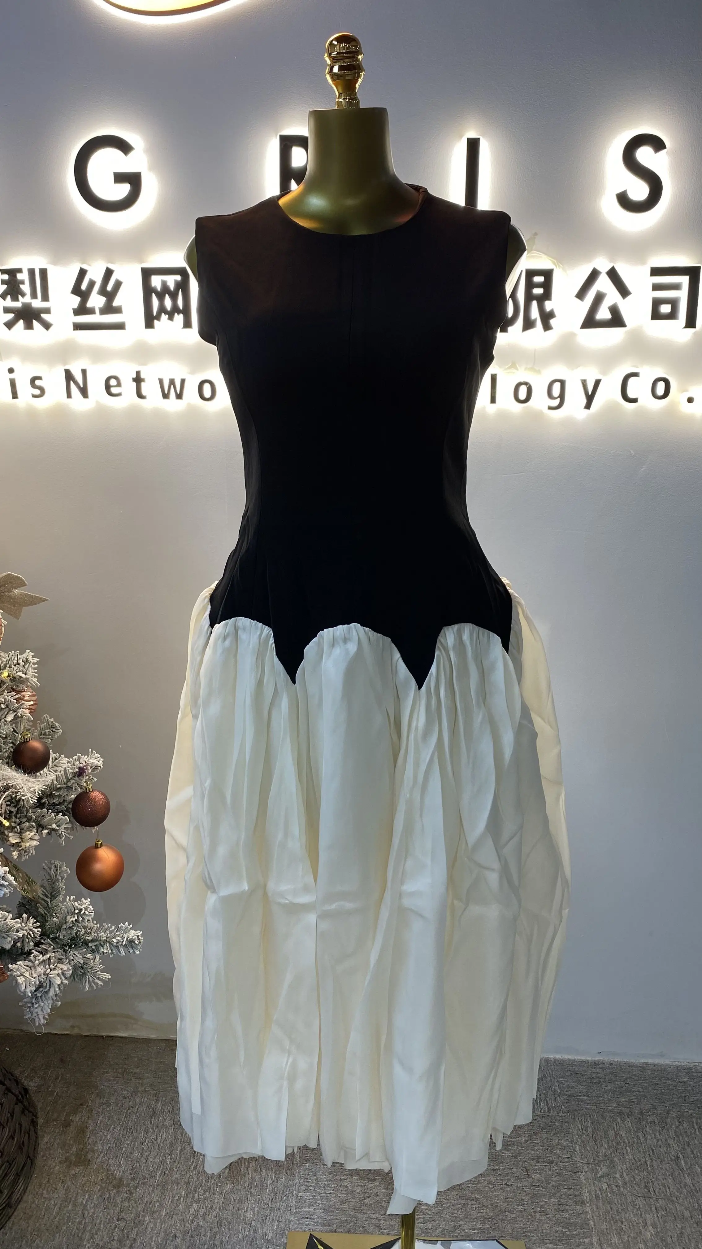 

Women's sleeveless dress with a unique French style, color block design, slim fit, long casual dress-GZXX024